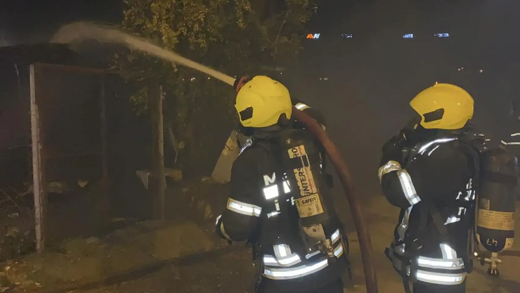 Hobi bahçesindeki baraka alev alev yandı