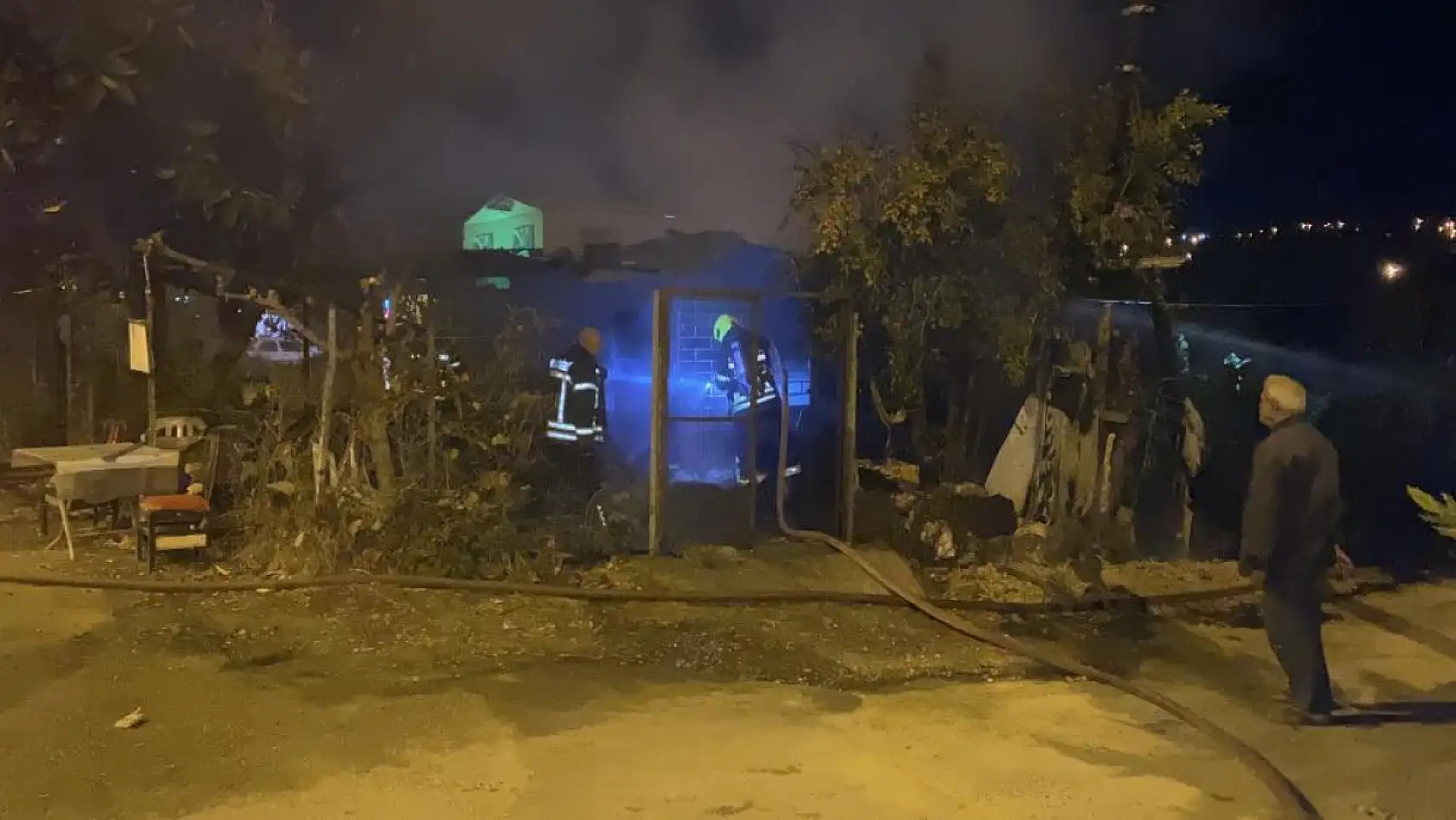 Hobi bahçesindeki baraka alev alev yandı
