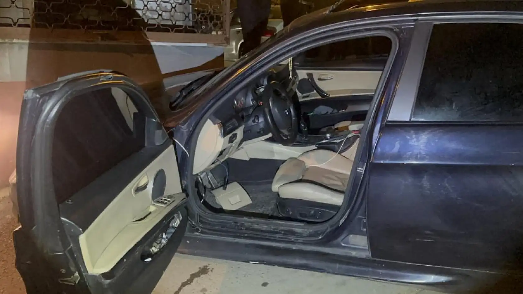 'Dur' ihtarına uymayan sürücü 5 kilometre kaçtı: 3 araca ve duvara çarptı