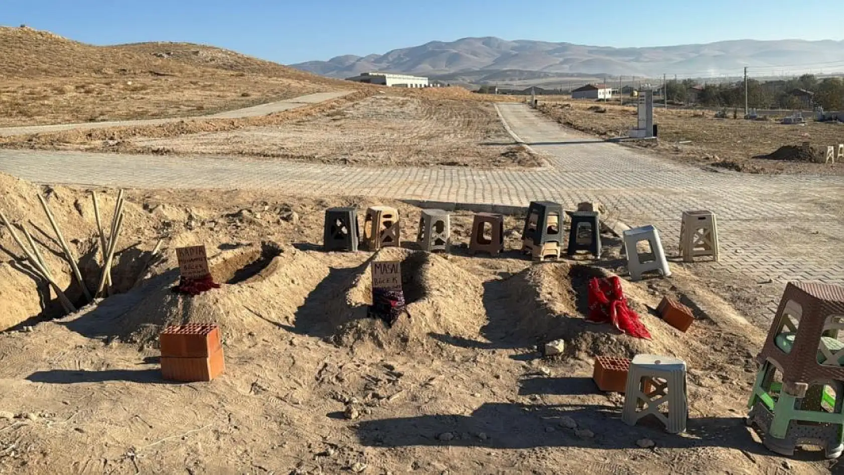Zehirlenerek ölen anne ve 2 çocuğunun yan yana defnedildiği mezarlar görenlerin içini sızlattı