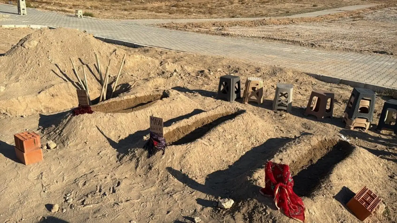 Zehirlenerek ölen anne ve 2 çocuğunun yan yana defnedildiği mezarlar görenlerin içini sızlattı