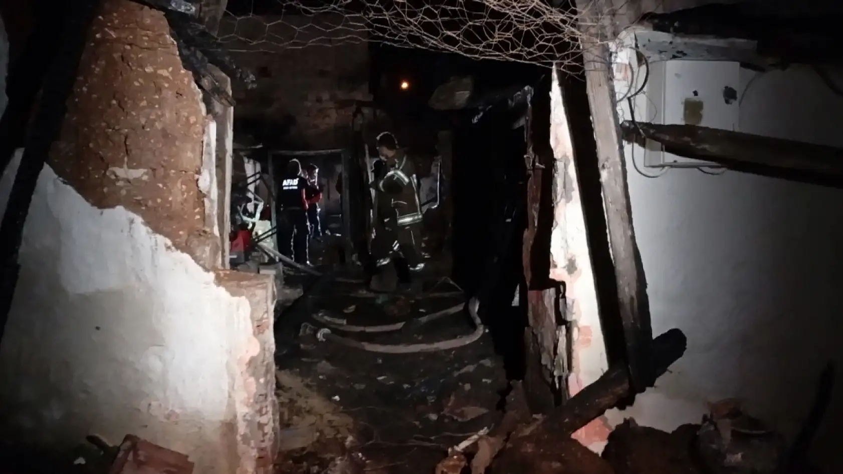 Ev yangınında kaybolan yaşlı adamın cansız bedeni bulundu