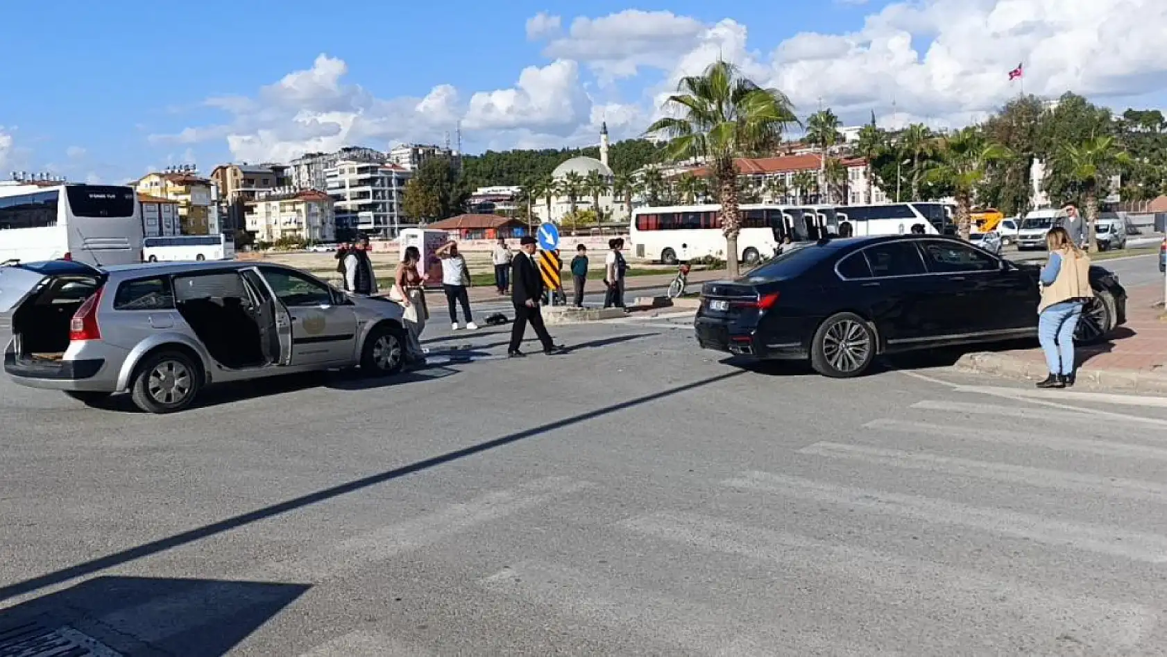 Resmi Araç ile Otomobil Çarpıştı: 2 Sağlık Çalışanı Yaralandı