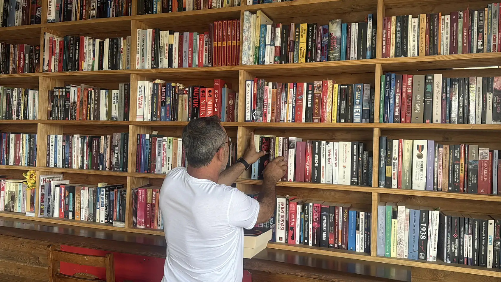 Bodrum'da işlettiği büfede 800 eserlik kütüphane kurdu