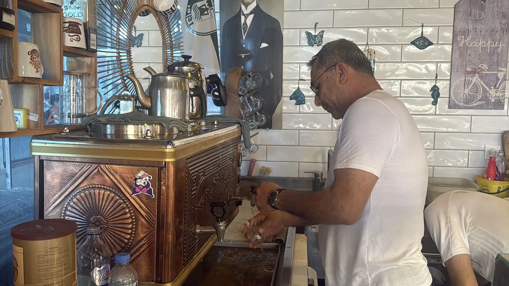 Bodrum'da işlettiği büfede 800 eserlik kütüphane kurdu