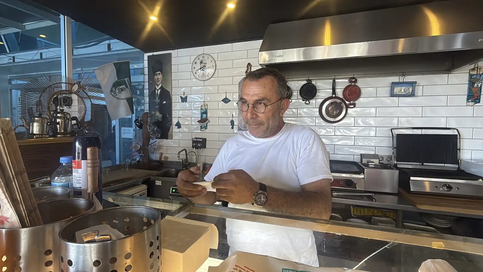 Bodrum'da işlettiği büfede 800 eserlik kütüphane kurdu