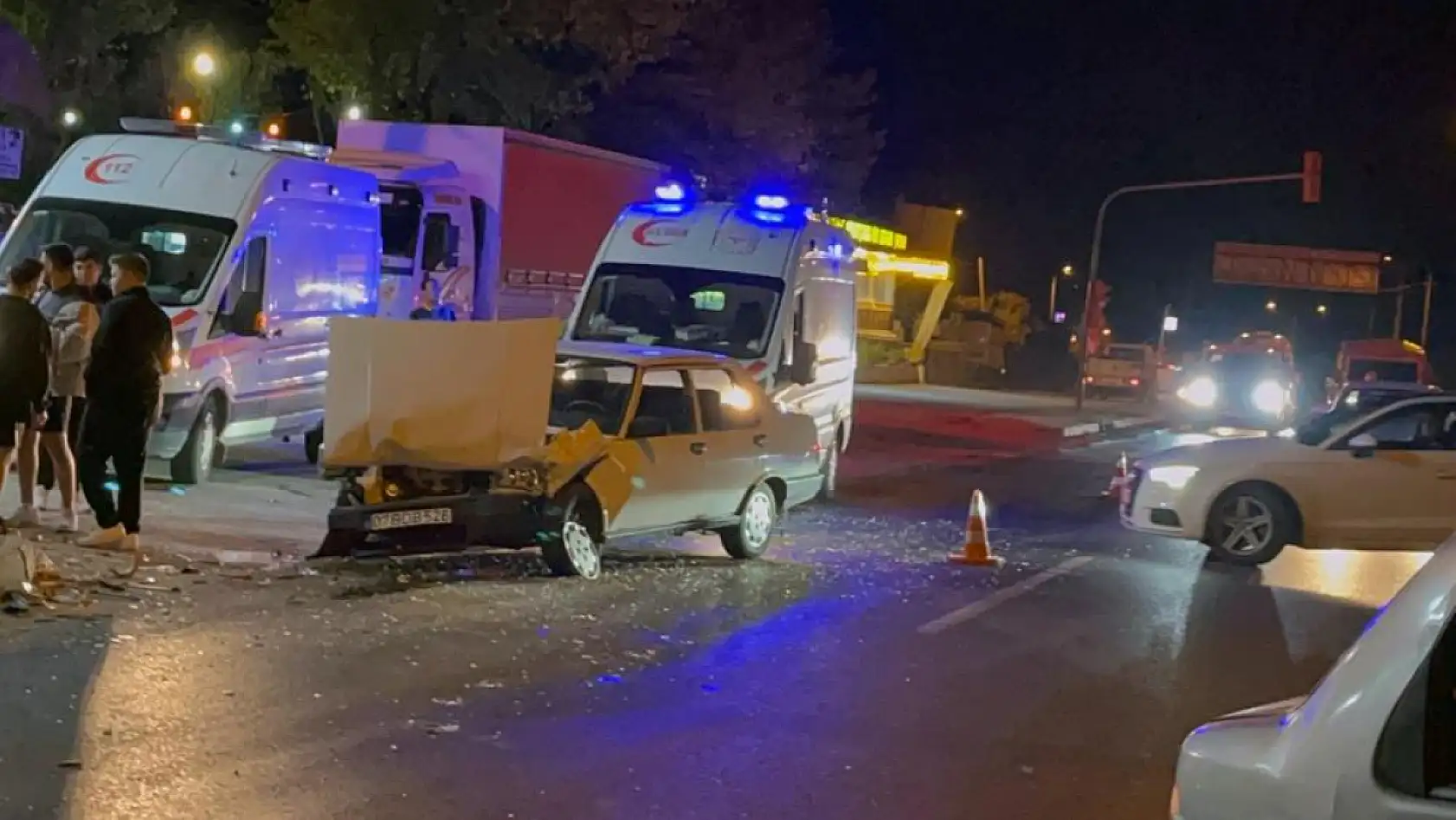 Işıklarda Korkunç Çarpışma! Yatağan'da İki Sürücü Yaralandı