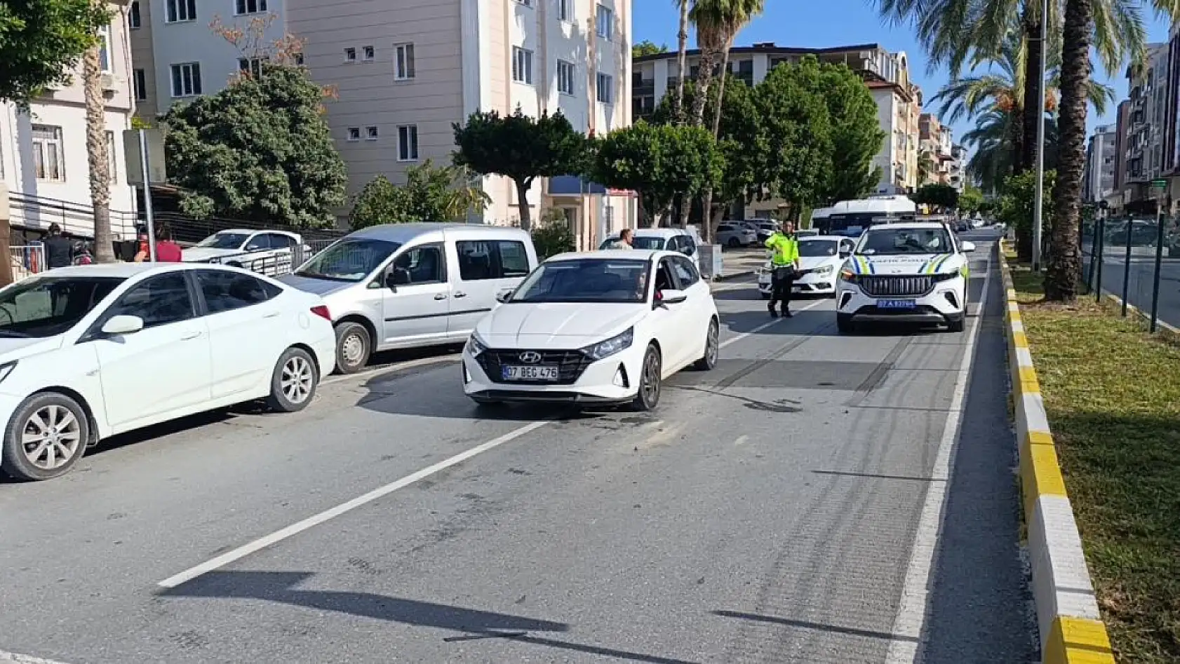 Babasının kazada hasar alan arabasını gören küçük çocuk gözyaşlarına boğuldu