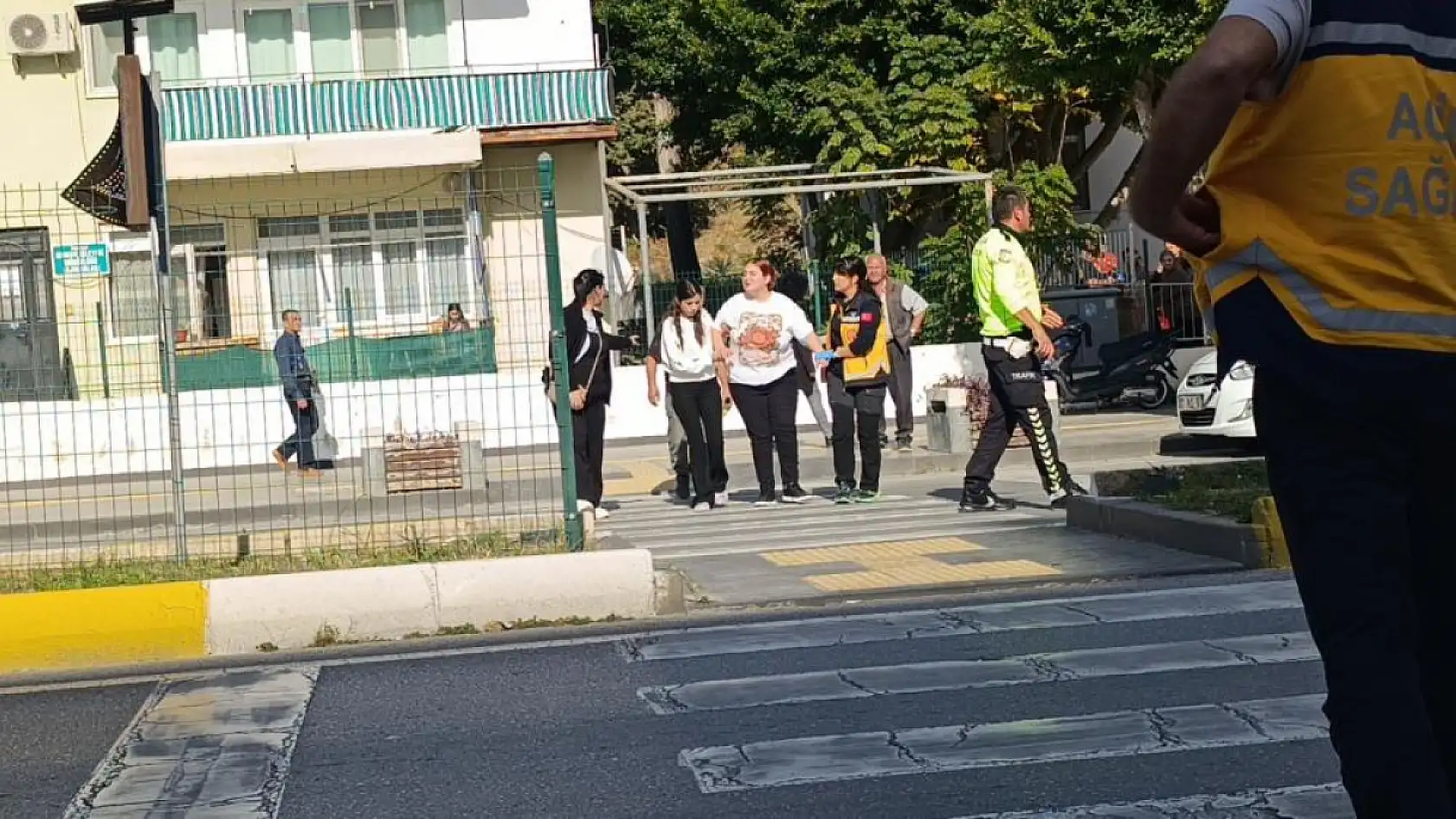 Babasının kazada hasar alan arabasını gören küçük çocuk gözyaşlarına boğuldu