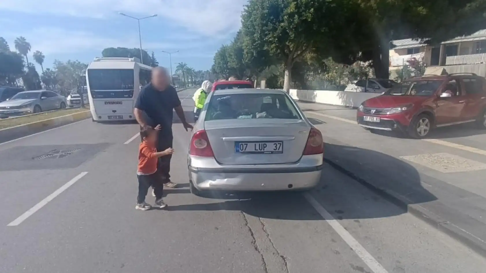 Babasının kazada hasar alan arabasını gören küçük çocuk gözyaşlarına boğuldu