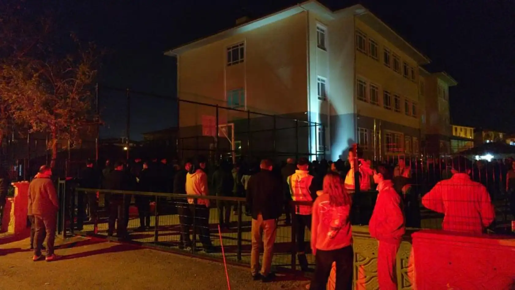 Aniden fenalaşarak yere yığılan 17 yaşındaki çocuk hayatını kaybetti