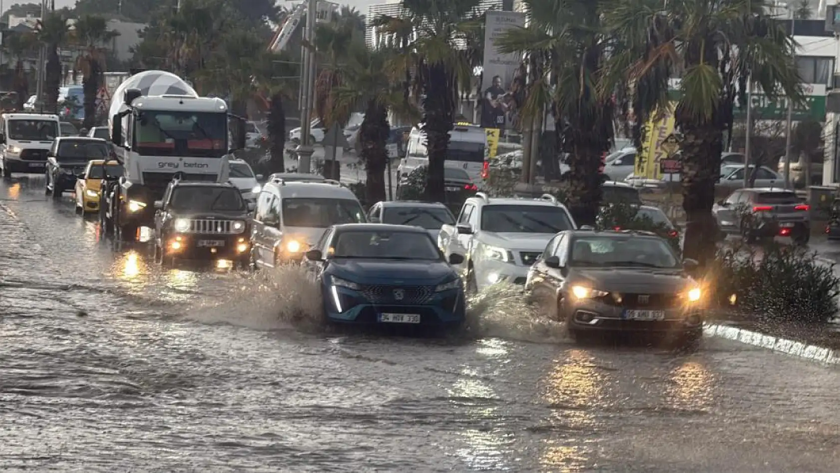 Bodrum sokakları bir saatte göle döndü