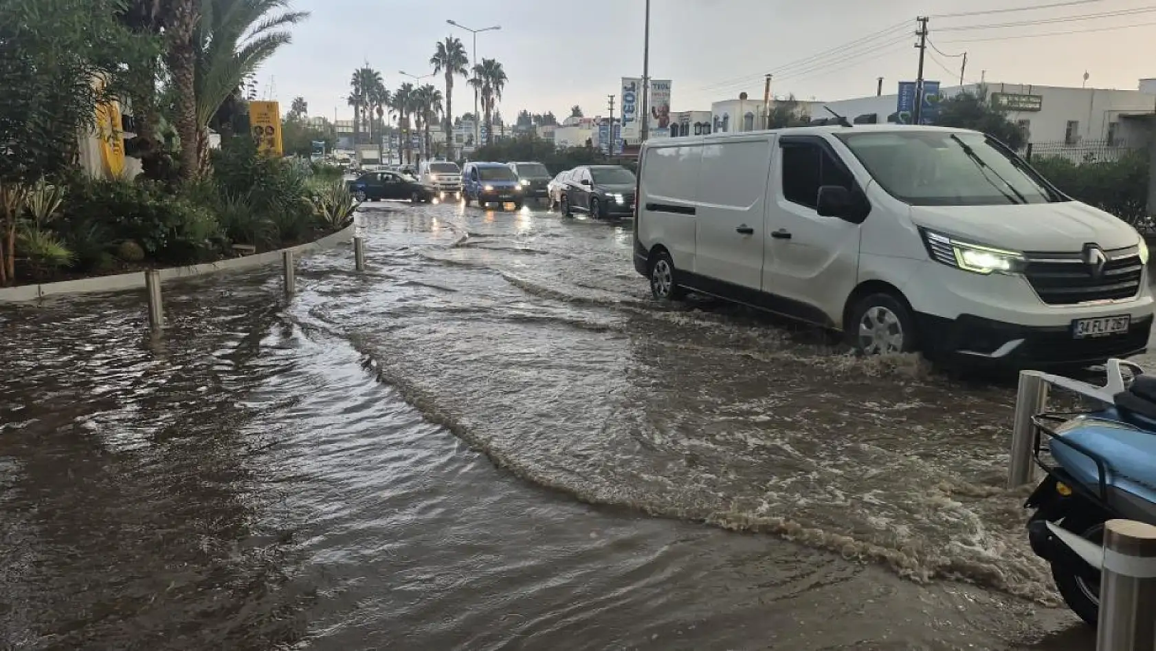 Bodrum sokakları bir saatte göle döndü