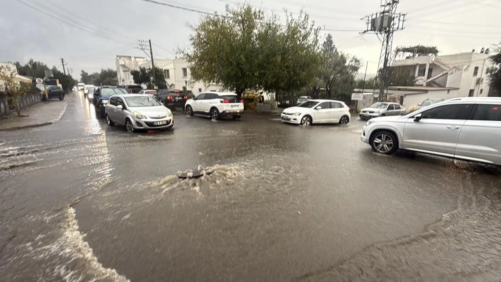 Bodrum sokakları bir saatte göle döndü