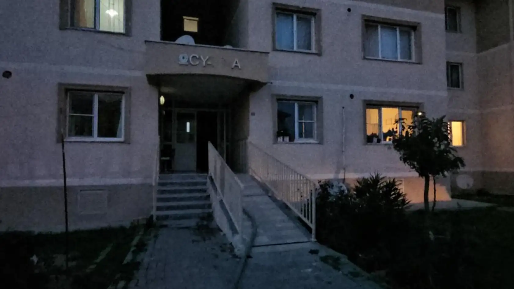 Apartman Koridorunda Dehşet: 68 Yaşındaki Kadın Öldürüldü, Şüpheli İntihar Etti