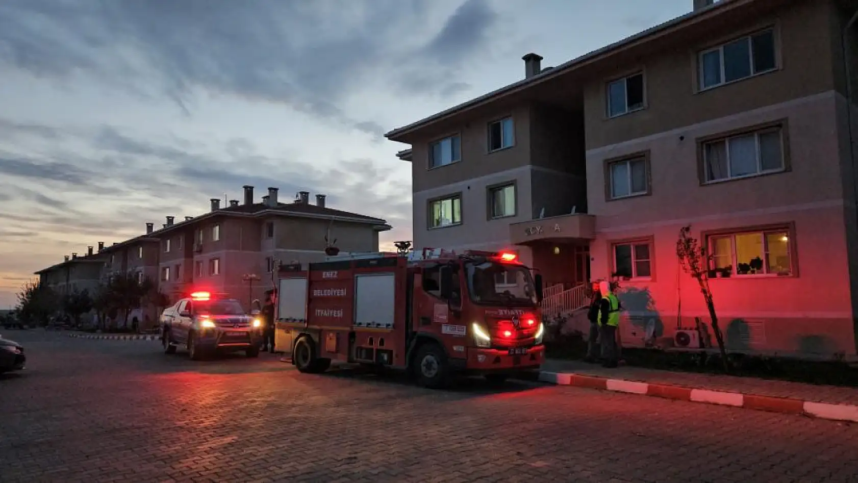 Apartman Koridorunda Dehşet: 68 Yaşındaki Kadın Öldürüldü, Şüpheli İntihar Etti
