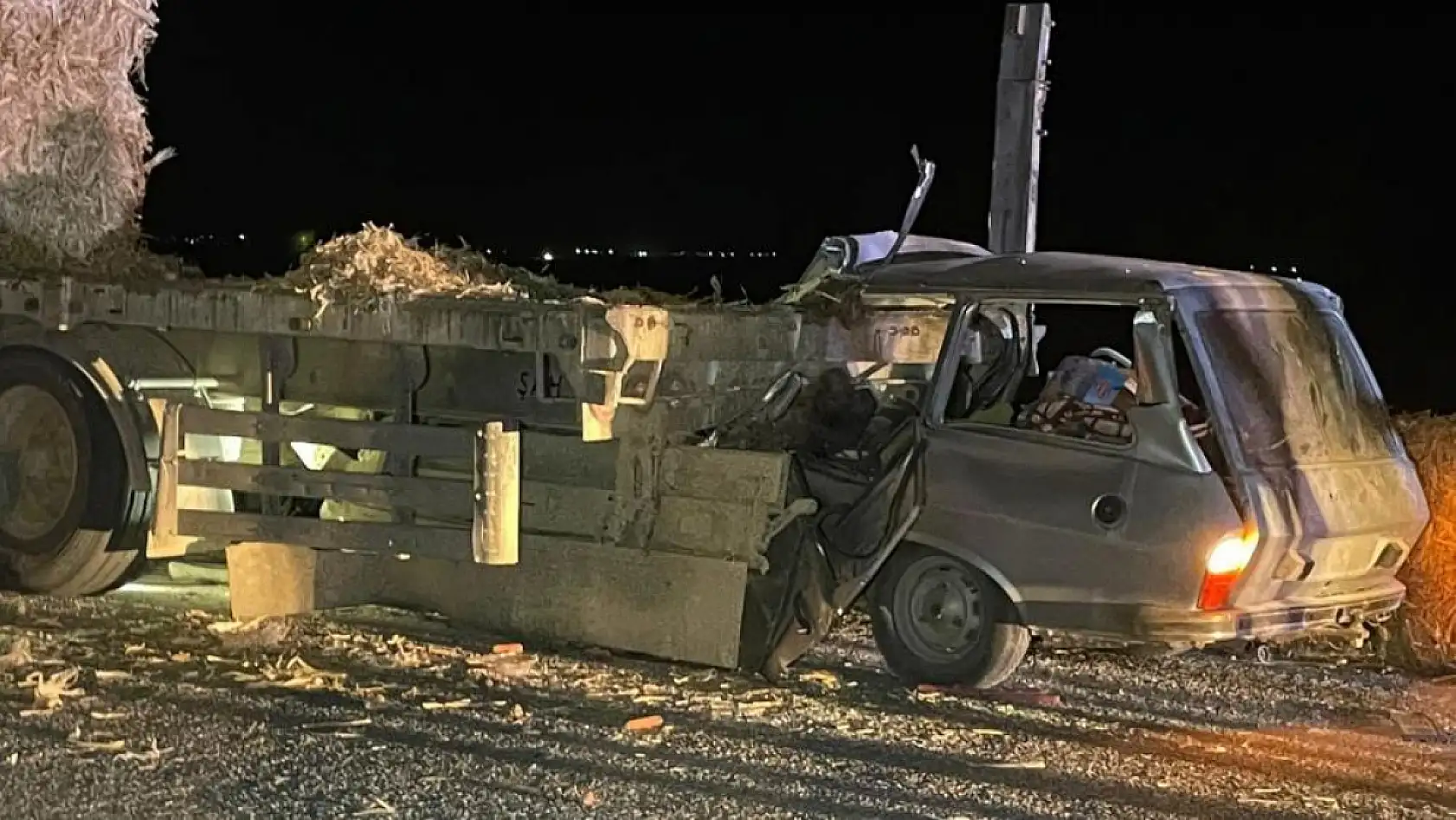 Otomobil tıra ok gibi saplandı: Karı-koca hayatını kaybetti