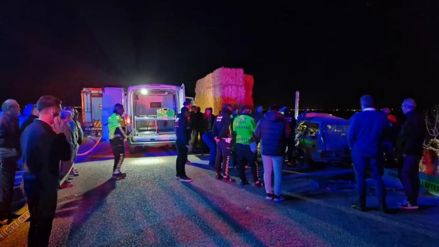 Otomobil tıra ok gibi saplandı: Karı-koca hayatını kaybetti