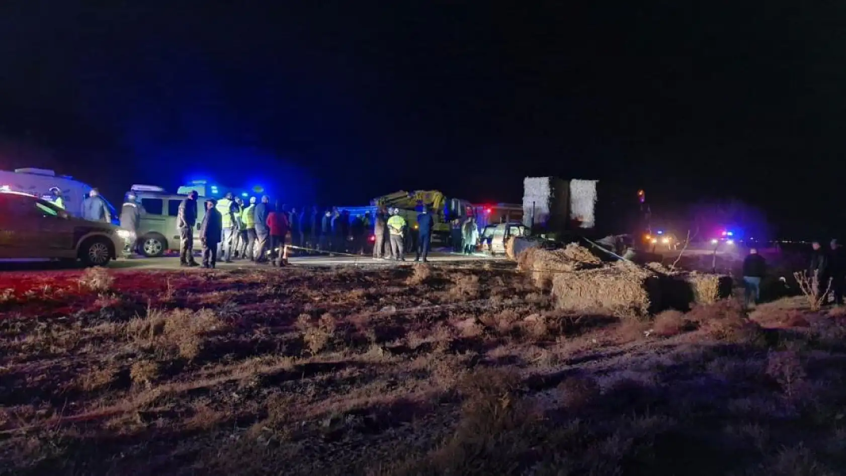 Otomobil tıra ok gibi saplandı: Karı-koca hayatını kaybetti