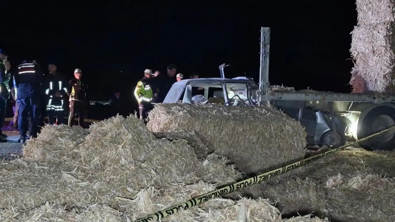 Otomobil tıra ok gibi saplandı: Karı-koca hayatını kaybetti