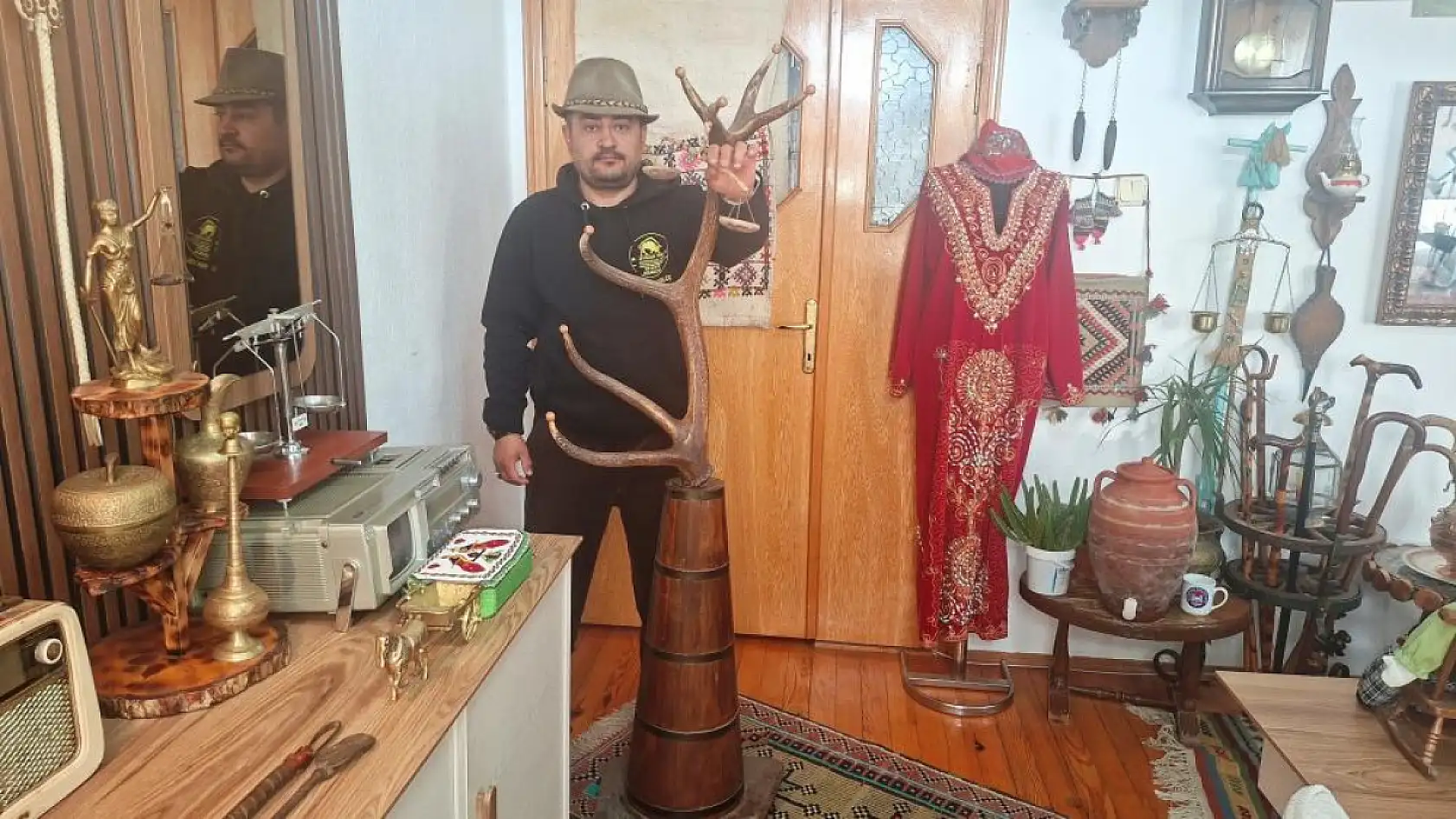 İşçi emeklisi eski antika eşyalarla evinde küçük bir müze kurdu