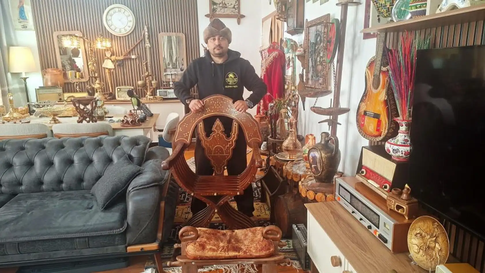 İşçi emeklisi eski antika eşyalarla evinde küçük bir müze kurdu