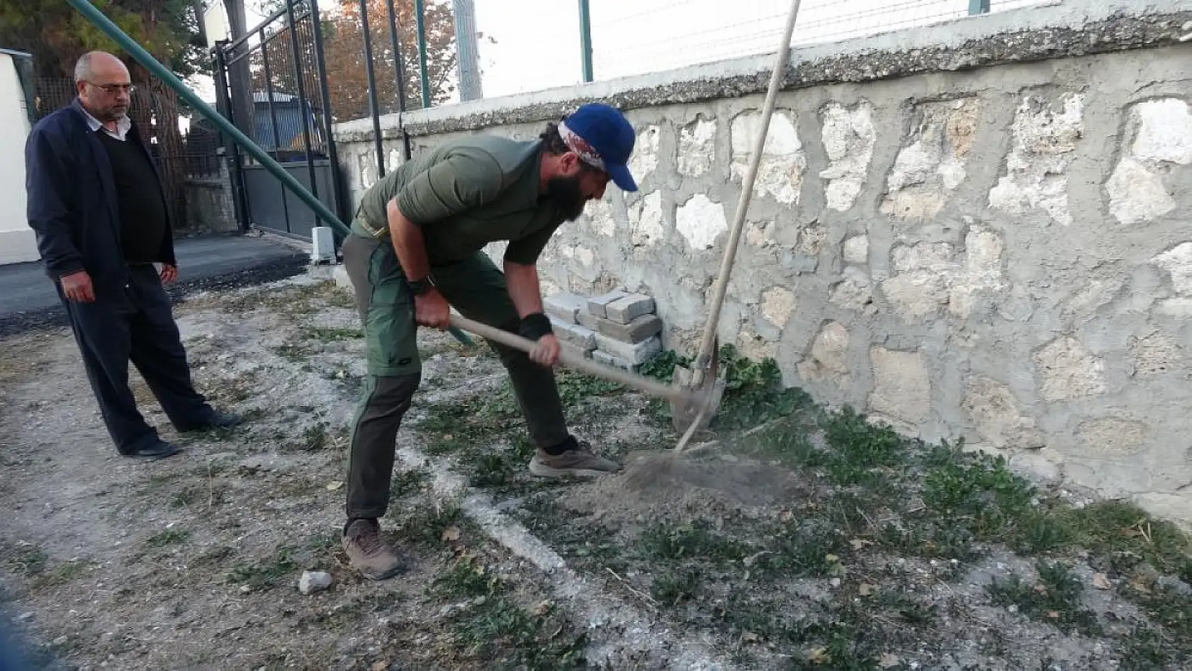 Köpeği ile birlikte tüm Türkiye'yi gezip fidan dikiyor