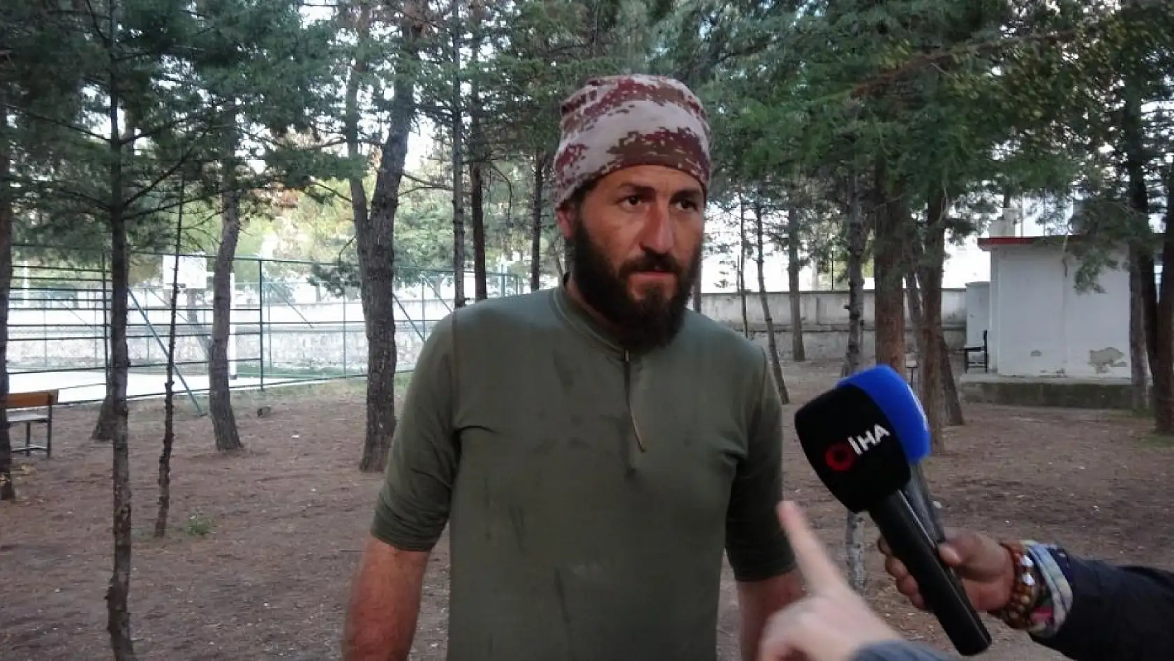 Köpeği ile birlikte tüm Türkiye'yi gezip fidan dikiyor