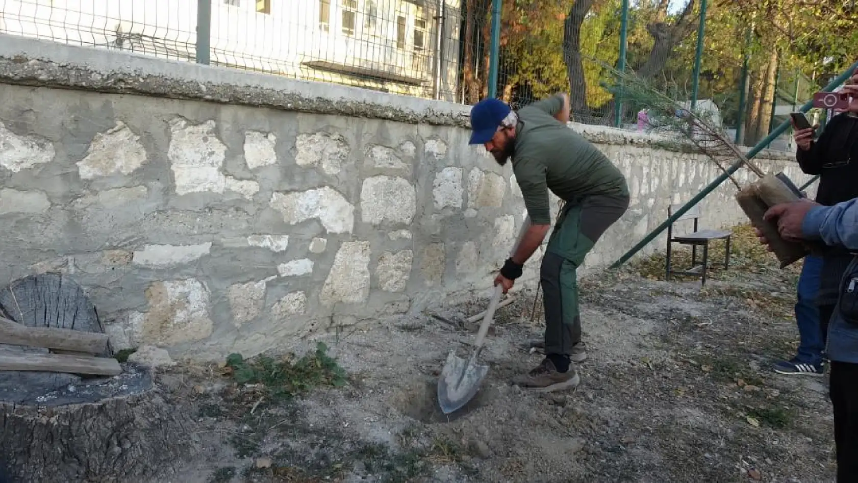 Köpeği ile birlikte tüm Türkiye'yi gezip fidan dikiyor