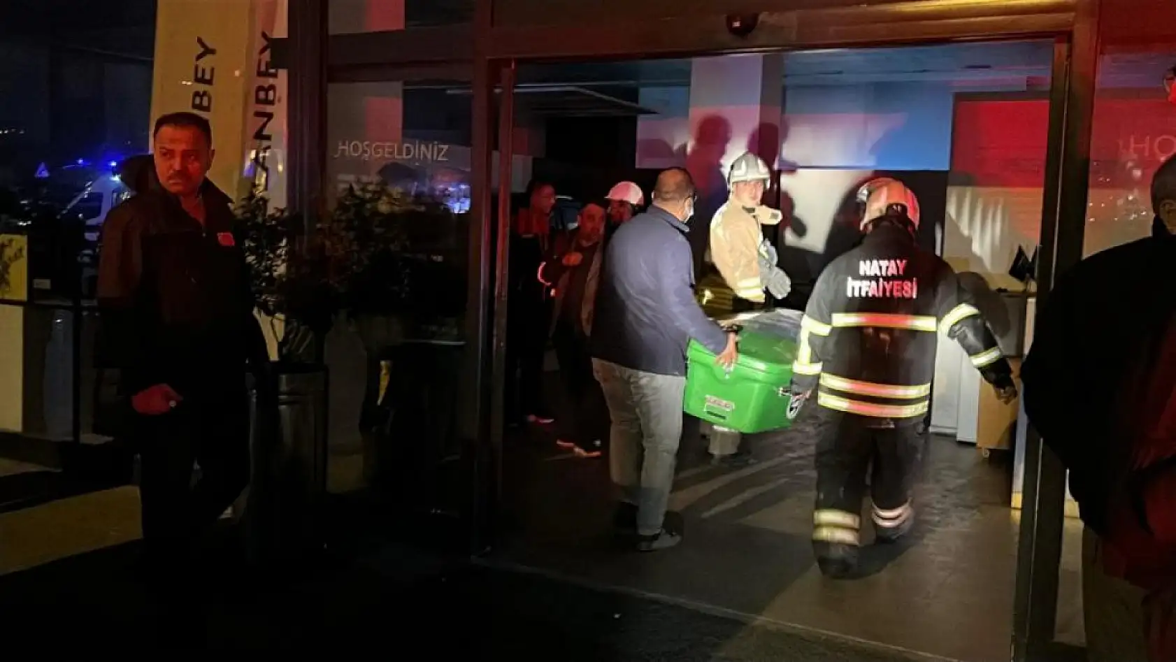 Yangından kaçmak isterken alevlerin içerisine giren 2 kişi yanarak can verdi