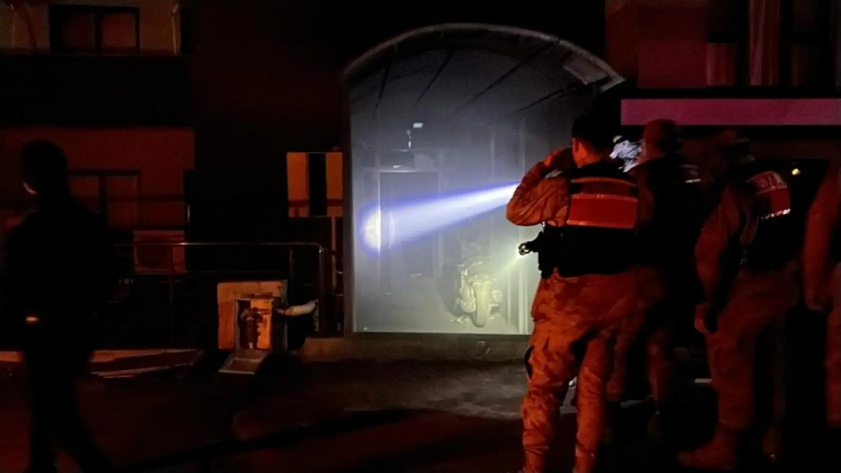 Yangından kaçmak isterken alevlerin içerisine giren 2 kişi yanarak can verdi