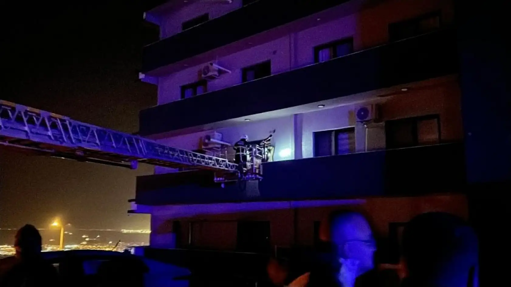 Yangından kaçmak isterken alevlerin içerisine giren 2 kişi yanarak can verdi