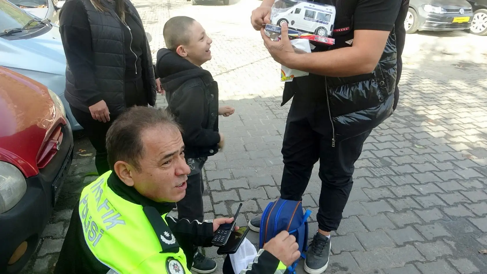 Muğla'da trafik denetimi sırasında küçük bir dokunuş yüzleri güldürdü