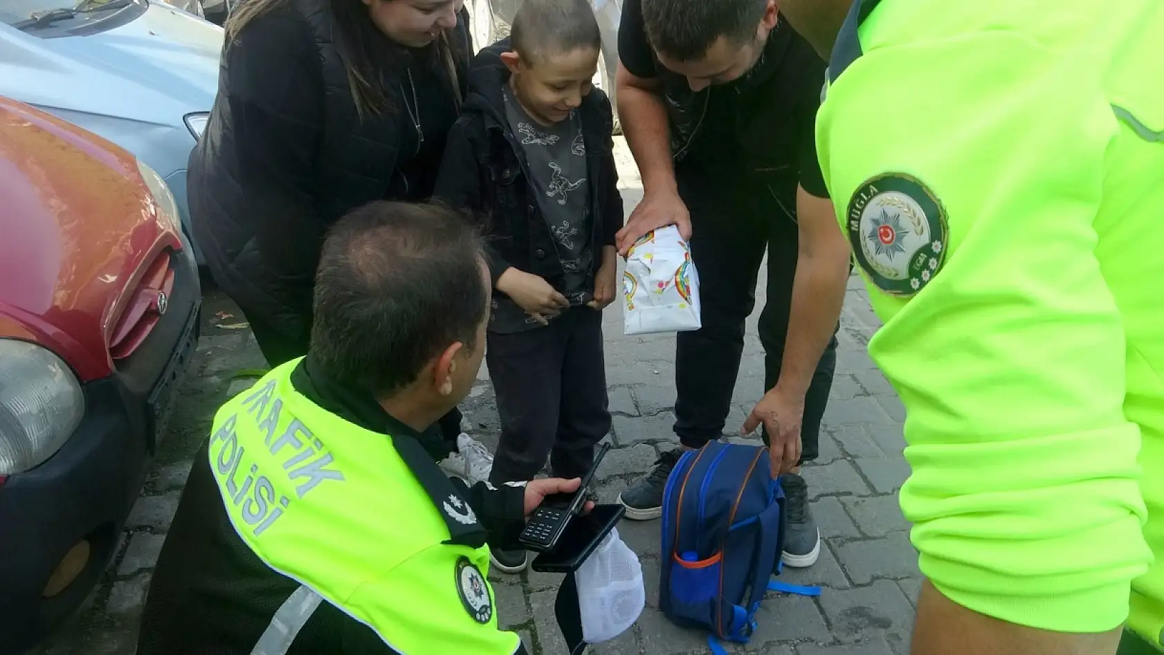 Muğla'da trafik denetimi sırasında küçük bir dokunuş yüzleri güldürdü