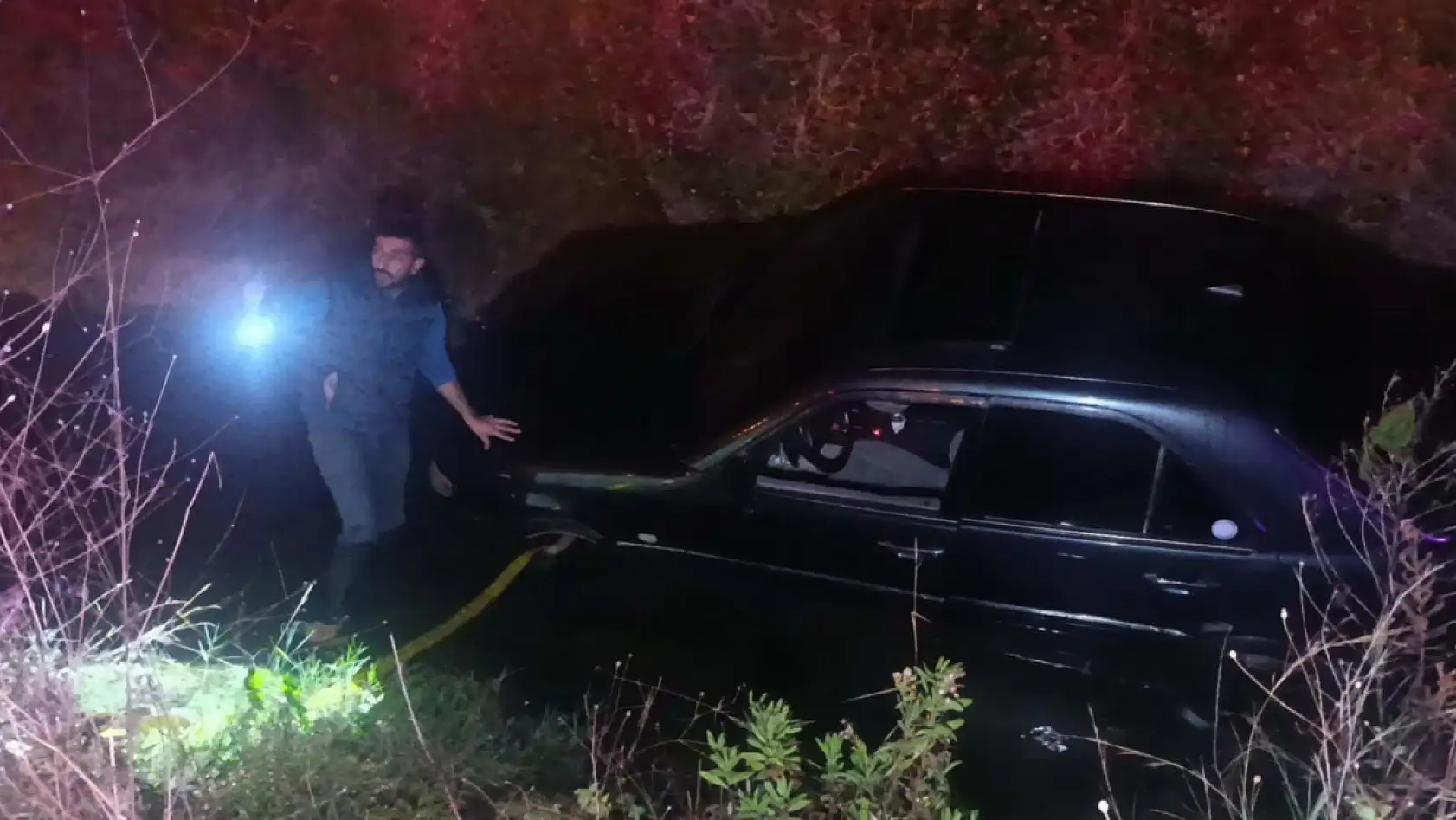 Sulama kanalına uçan araçtan ekipler kurtardı, alkolmetreyi üflemeyince ehliyetine el konuldu