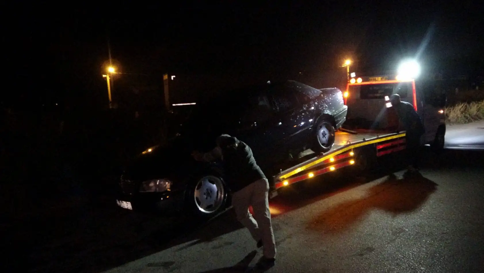 Sulama kanalına uçan araçtan ekipler kurtardı, alkolmetreyi üflemeyince ehliyetine el konuldu