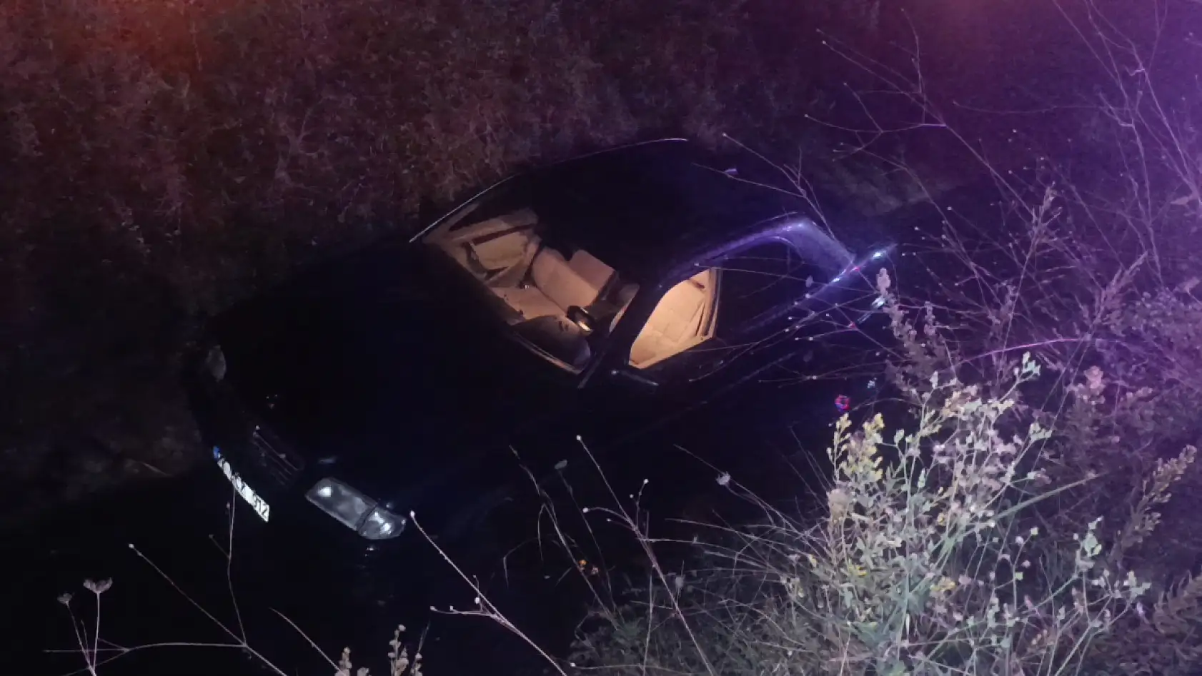 Sulama kanalına uçan araçtan ekipler kurtardı, alkolmetreyi üflemeyince ehliyetine el konuldu