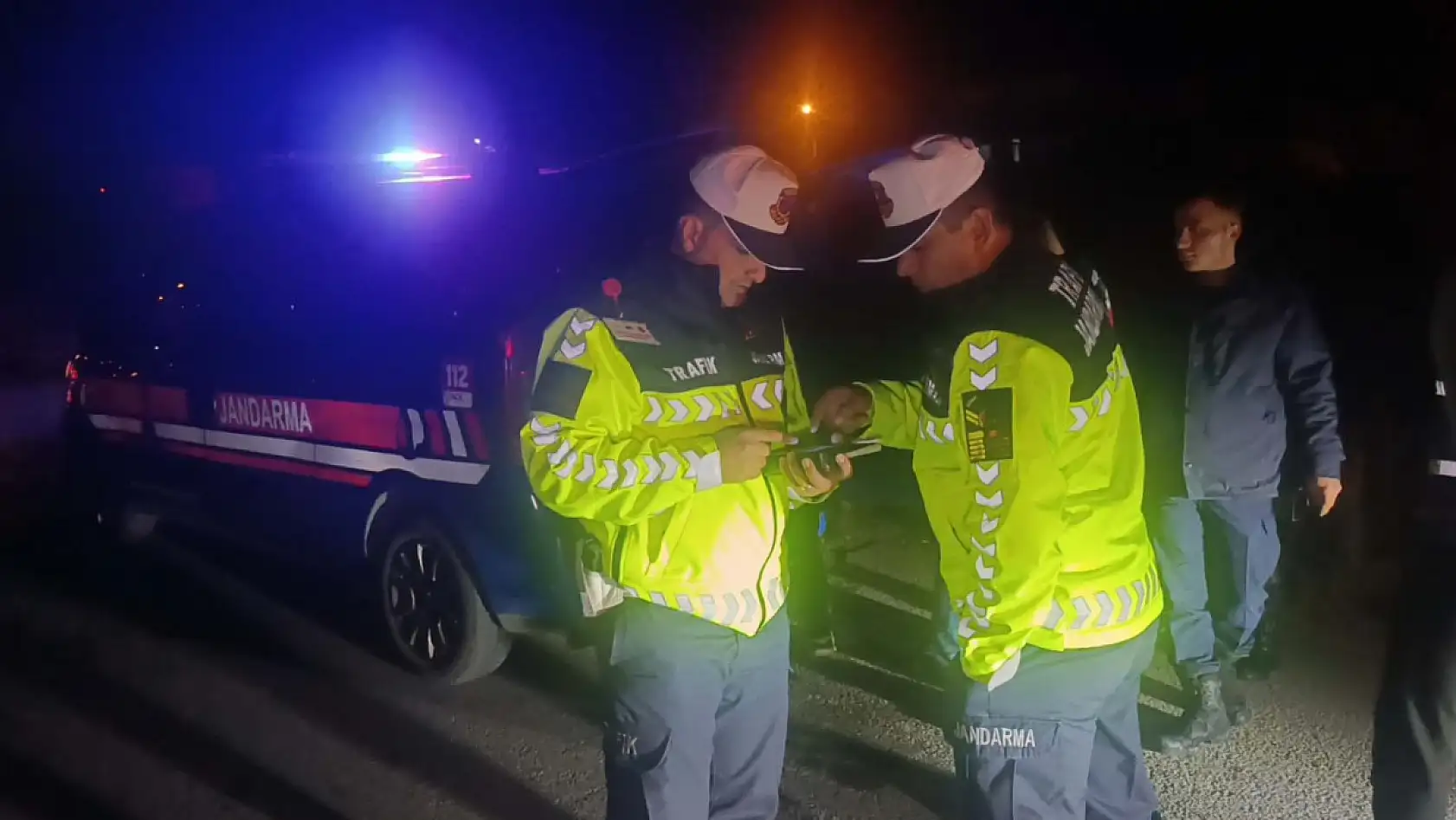 Sulama kanalına uçan araçtan ekipler kurtardı, alkolmetreyi üflemeyince ehliyetine el konuldu