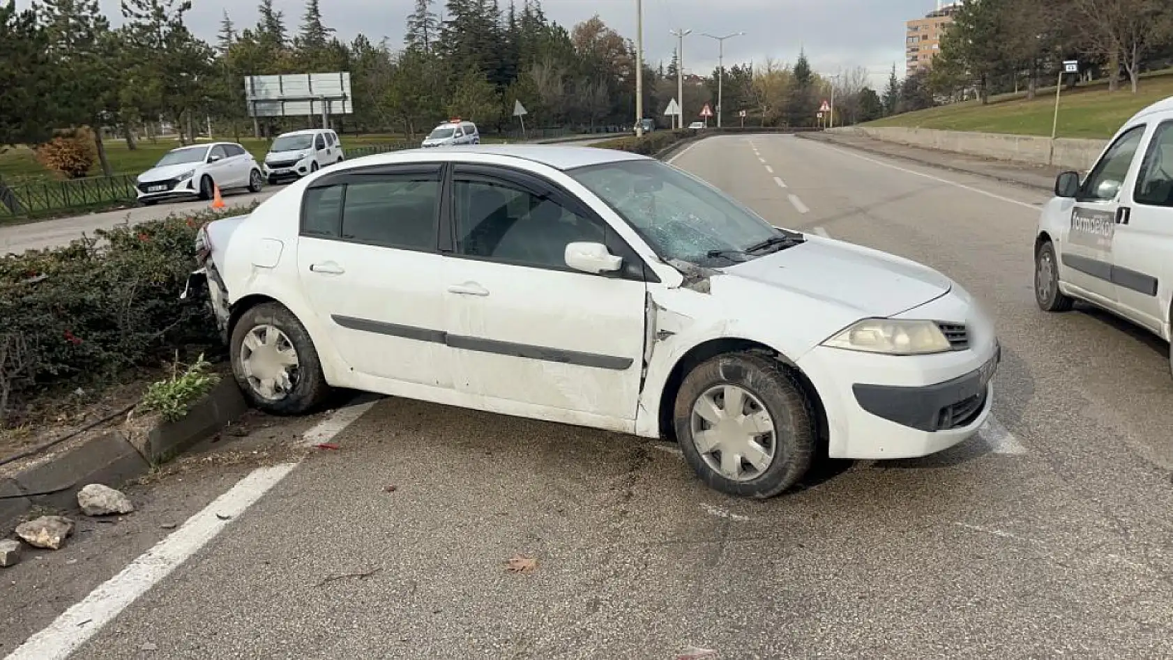 Otomobilin refüjde çarptığı kadınlara karşıdan gelen otomobil de çarptı: 2 ölü