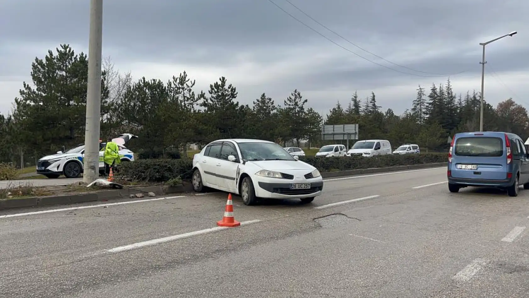 Otomobilin refüjde çarptığı kadınlara karşıdan gelen otomobil de çarptı: 2 ölü