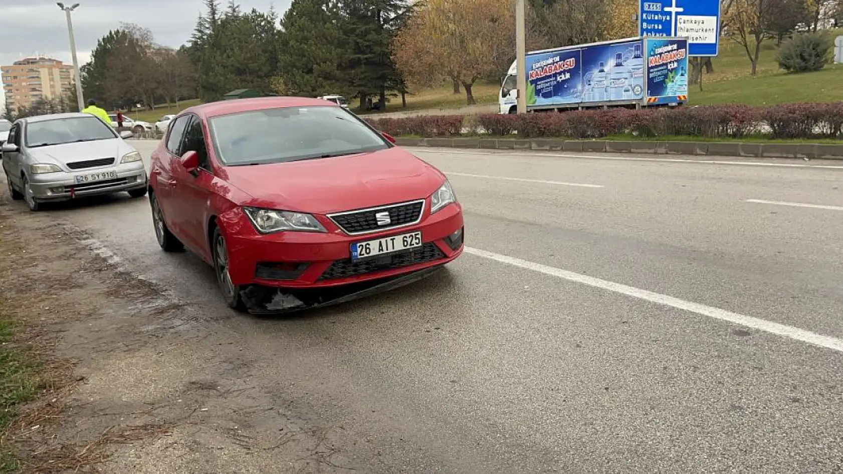 Otomobilin refüjde çarptığı kadınlara karşıdan gelen otomobil de çarptı: 2 ölü