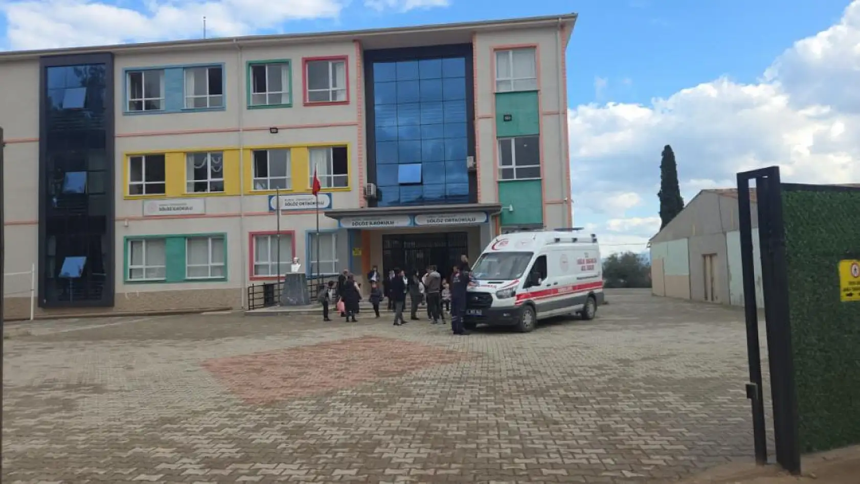 Şinitzel ve makarna yiyen öğrenciler hastaneye kaldırıldı: 20 öğrenci ambulansla sevk edildi