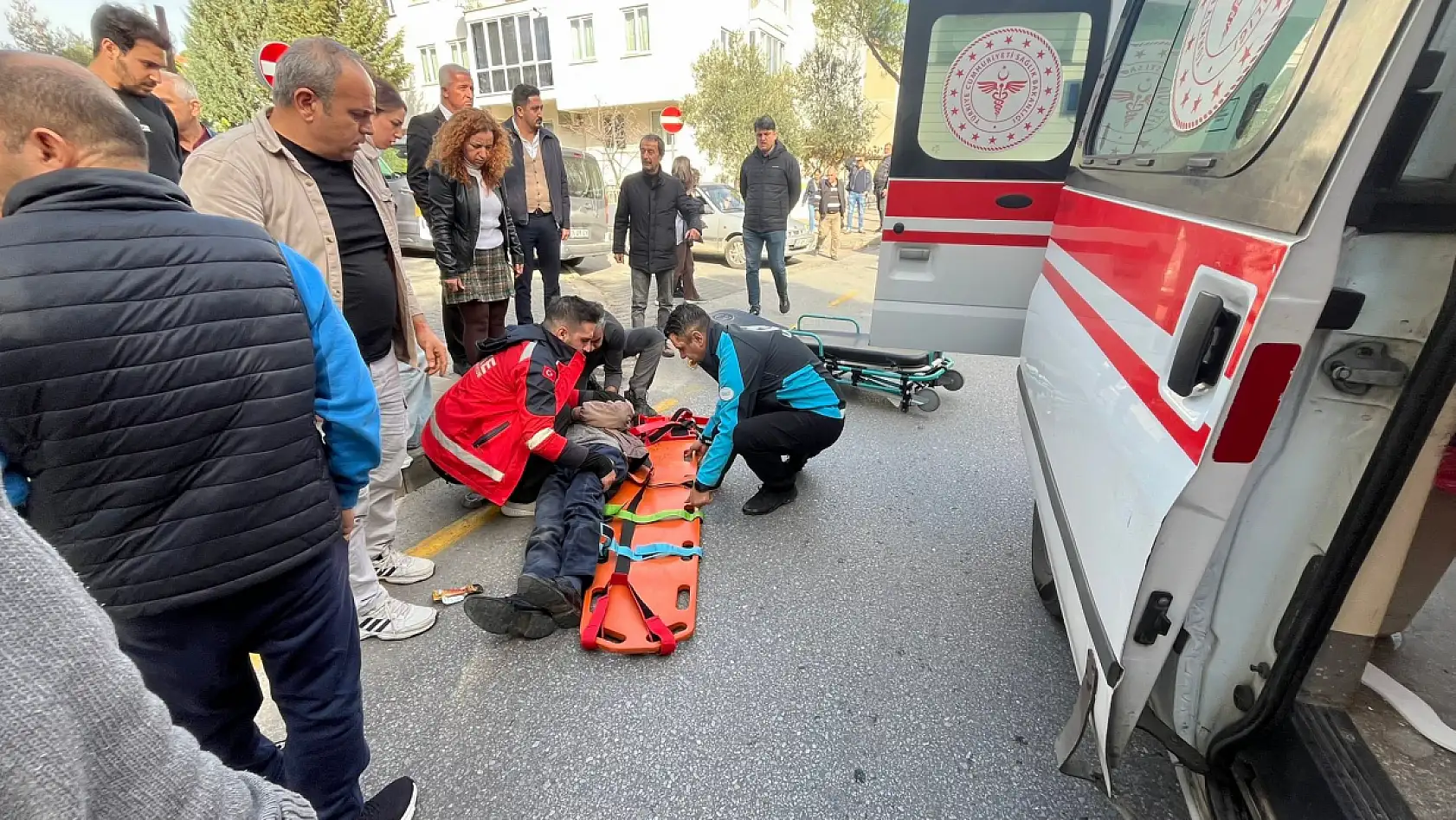 Menteşe'de otomobil yaşlı adama çarpıp kaçtı