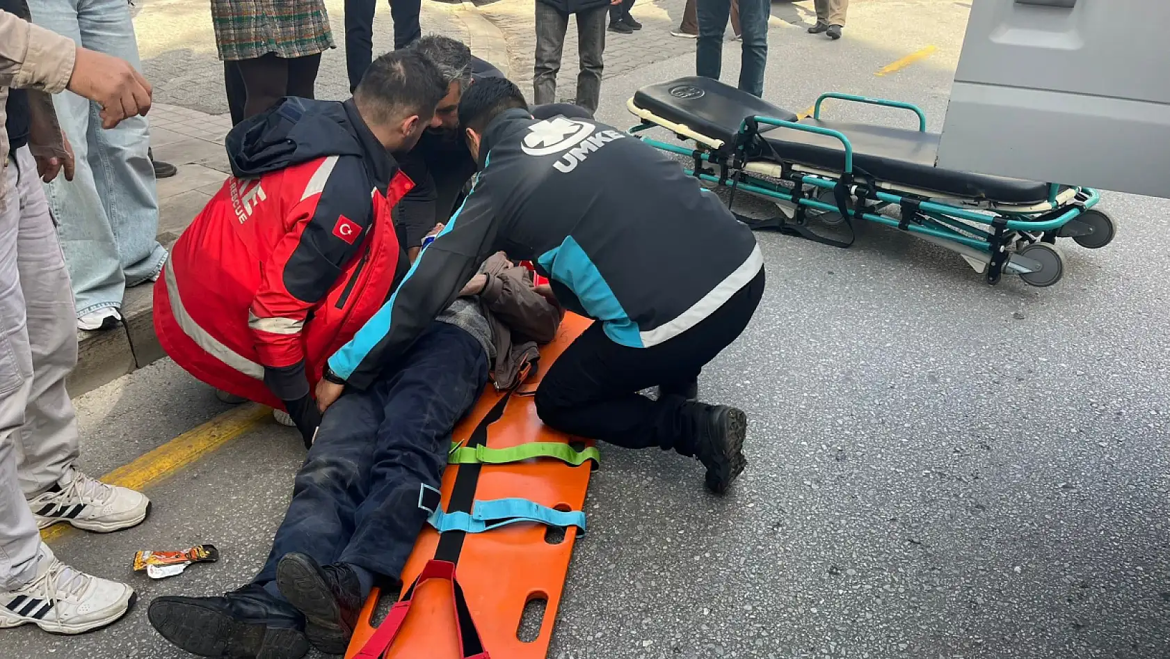 Menteşe'de otomobil yaşlı adama çarpıp kaçtı