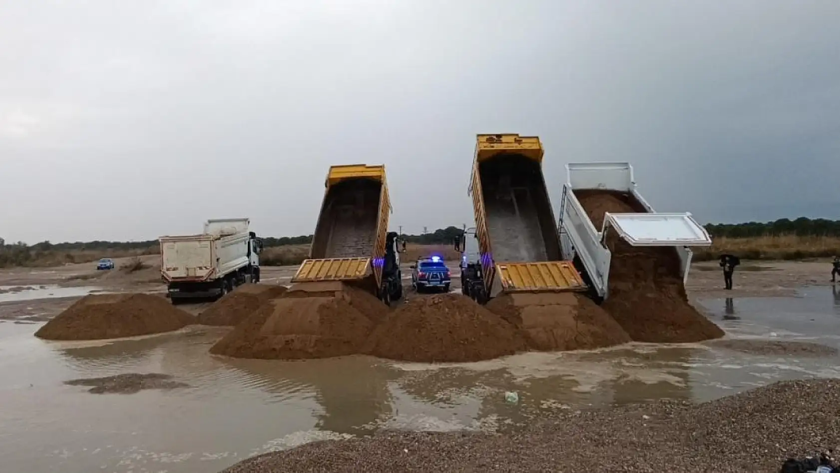 Kumları çalıp sahilleri talan etmişlerdi: Kamyonlar dolusu plaj kumu bulundu