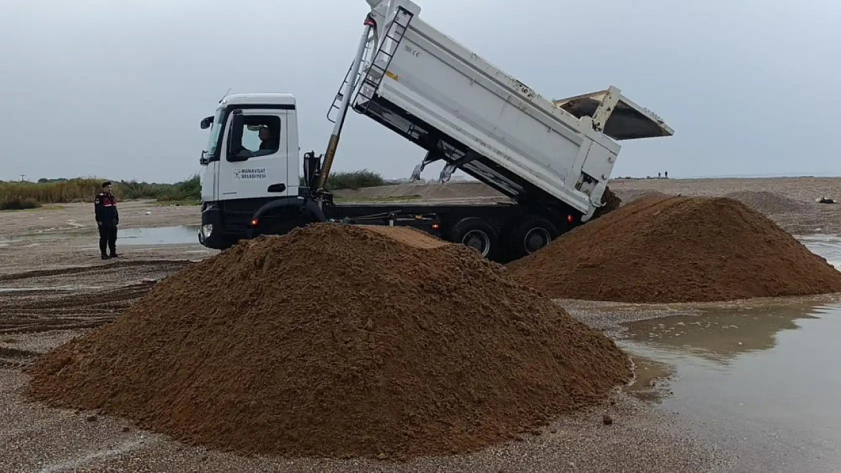 Kumları çalıp sahilleri talan etmişlerdi: Kamyonlar dolusu plaj kumu bulundu