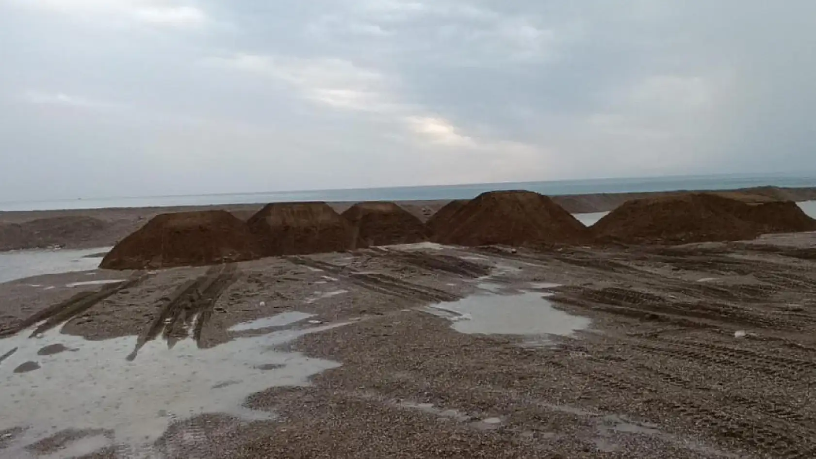 Kumları çalıp sahilleri talan etmişlerdi: Kamyonlar dolusu plaj kumu bulundu