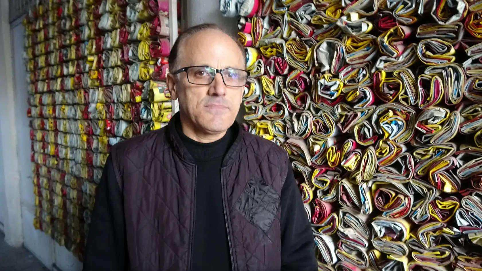 Müşteri ne içtiğini bilsin diye 18 yıldır demleyip sattığı çayların boş paketlerini sergiliyor