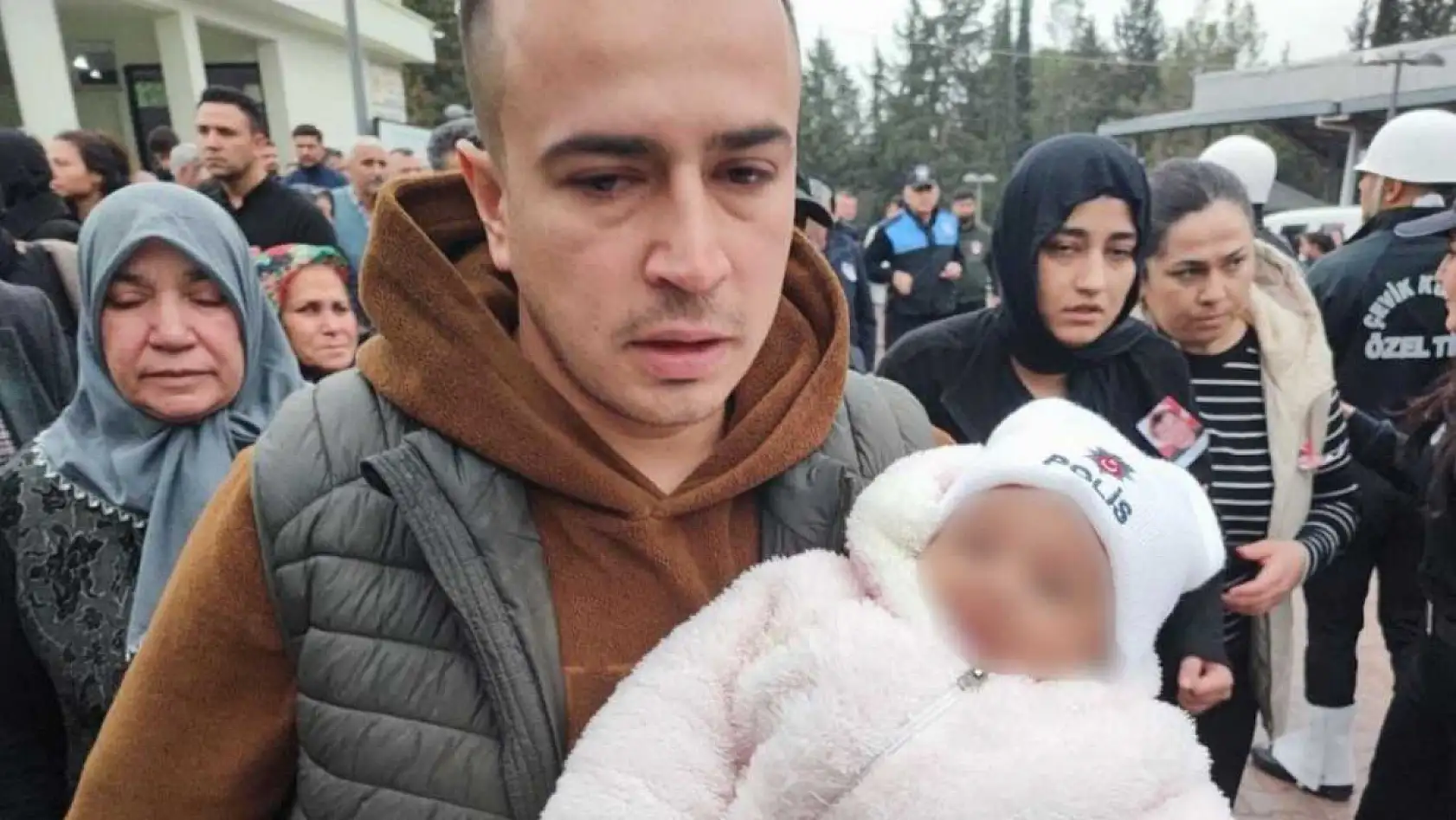 Lösemiye yenik düşen genç polisi 8 aylık kızı üzerinde 'polis' yazan beresiyle uğurladı