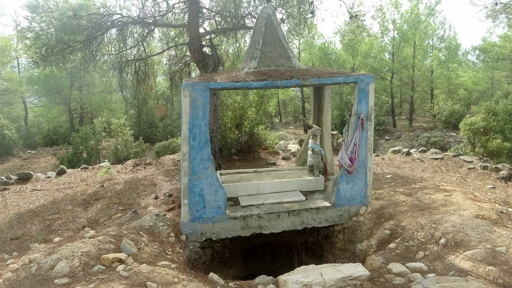 Muğla'da 300 yıllık türbe kaçak kazıyla delik deşik edildi